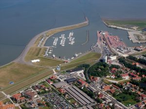 Vom Hafen in Norddeich aus werden jährlich rund 2,25 Millionen Menschen und 175.000 Fahrzeuge zu den Inseln Juist und Norderney transportiert.